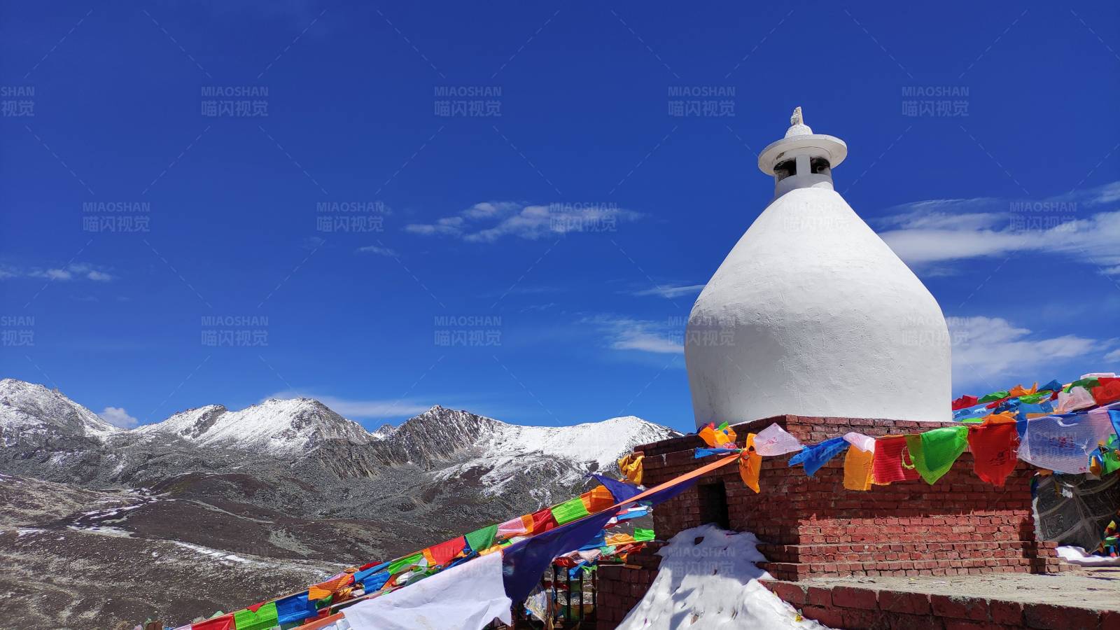 雪山之巅的白色佛塔图片