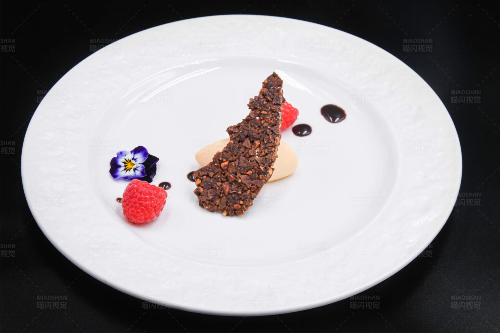 巧克力脆片配莓果图片