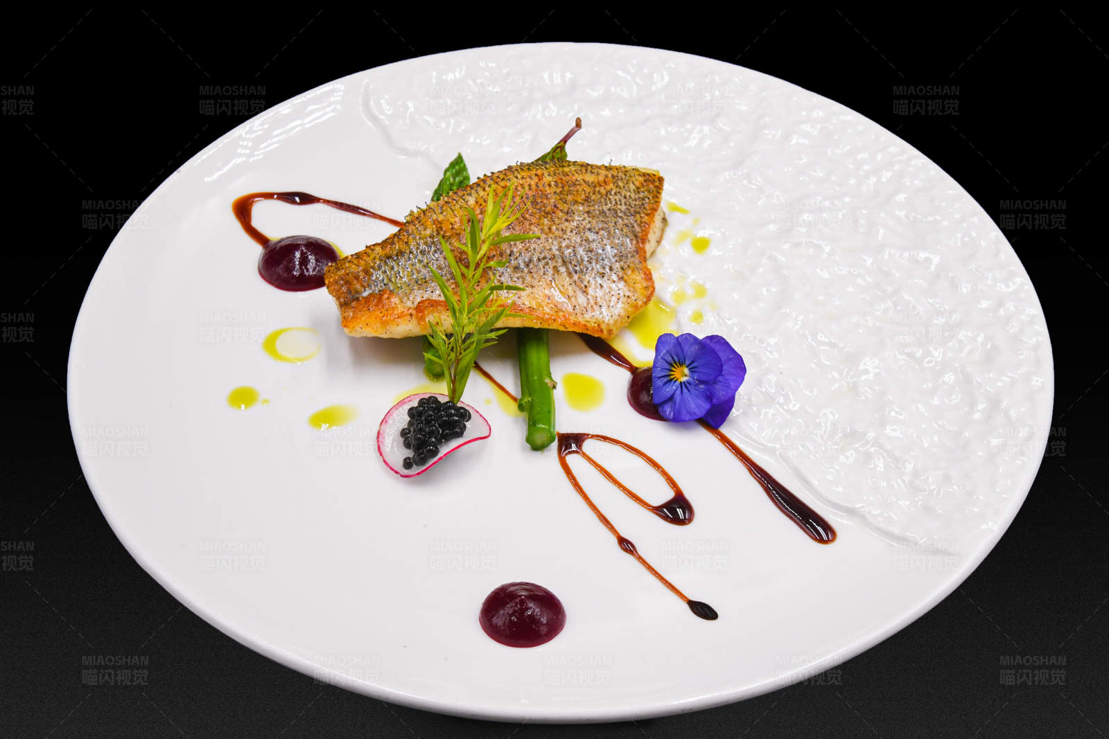 美食艺术 烤鱼配酱图片