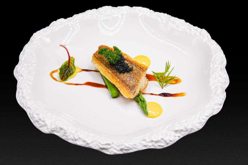 精致烤鱼配芦笋图片