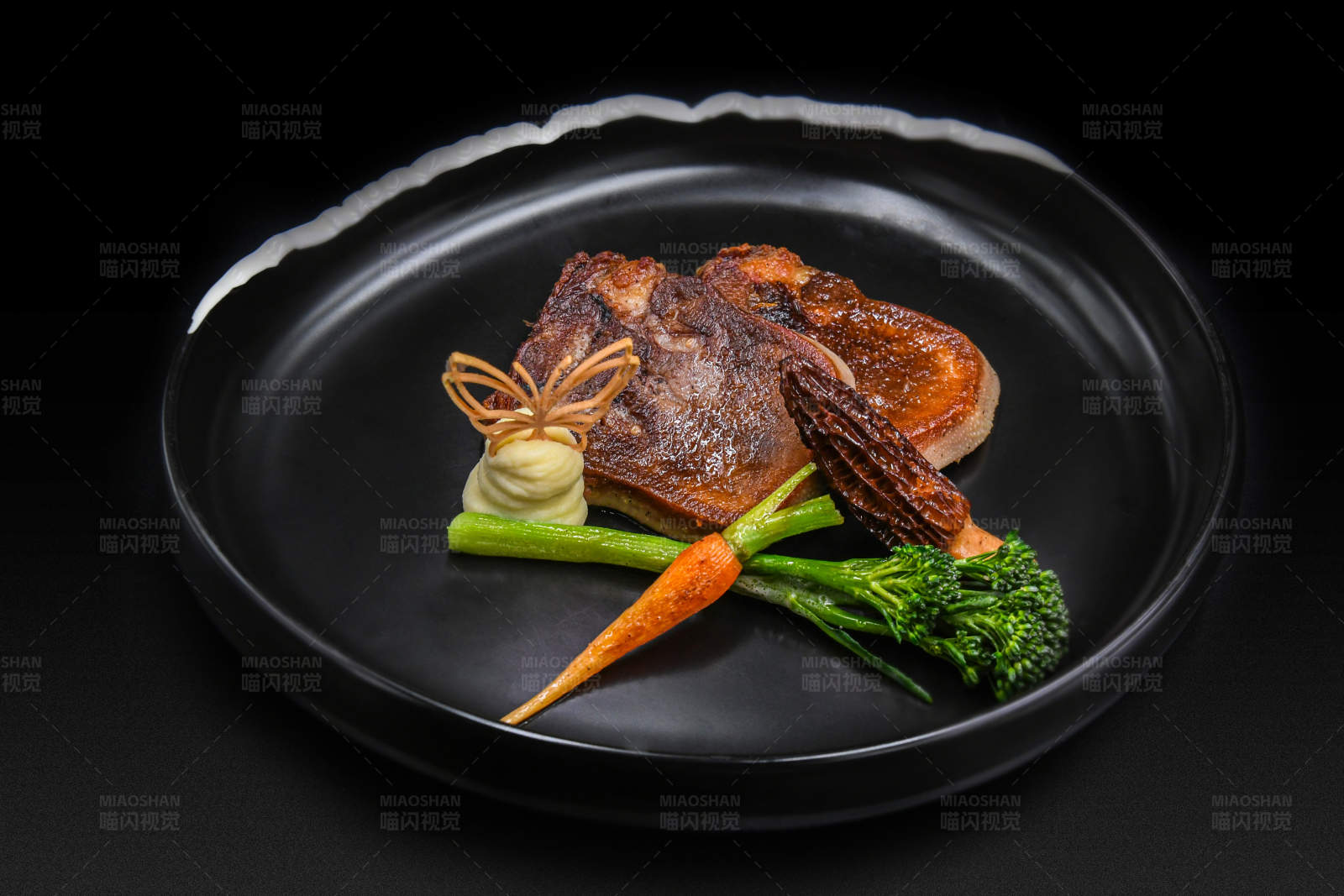 精致烤肉配蔬菜图片