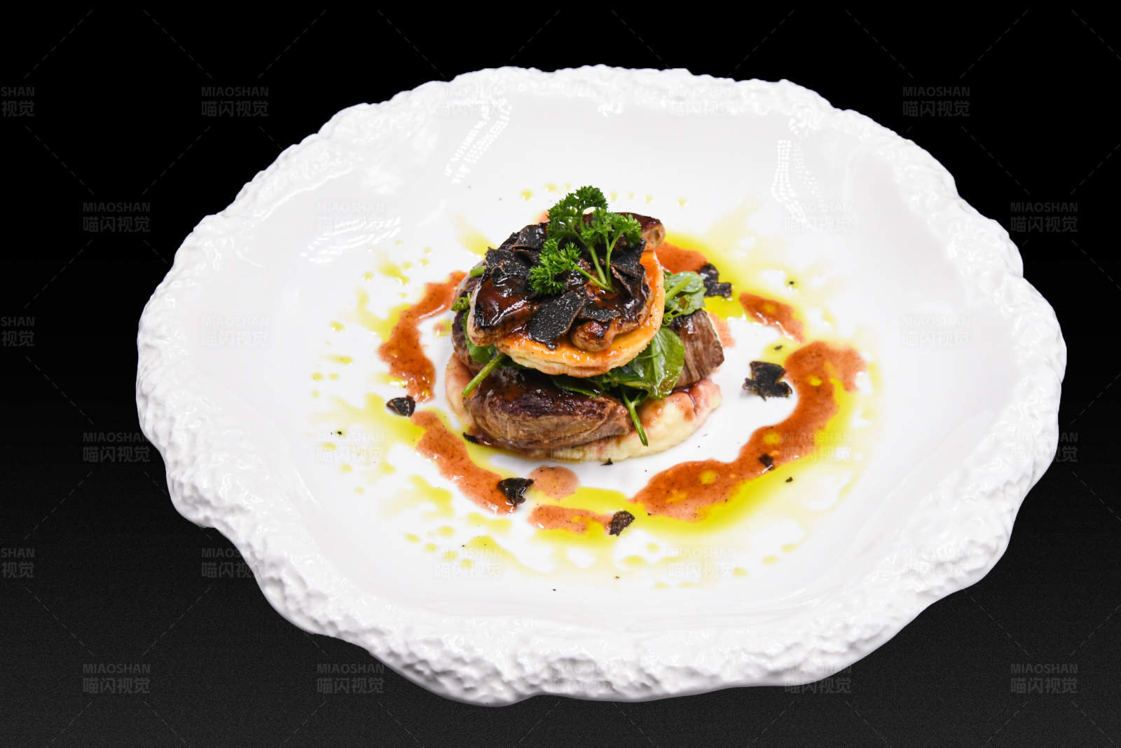 精致烤肉配酱汁图片