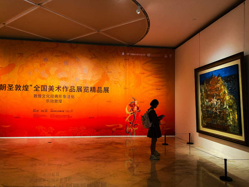 艺术展览中的观赏者图片