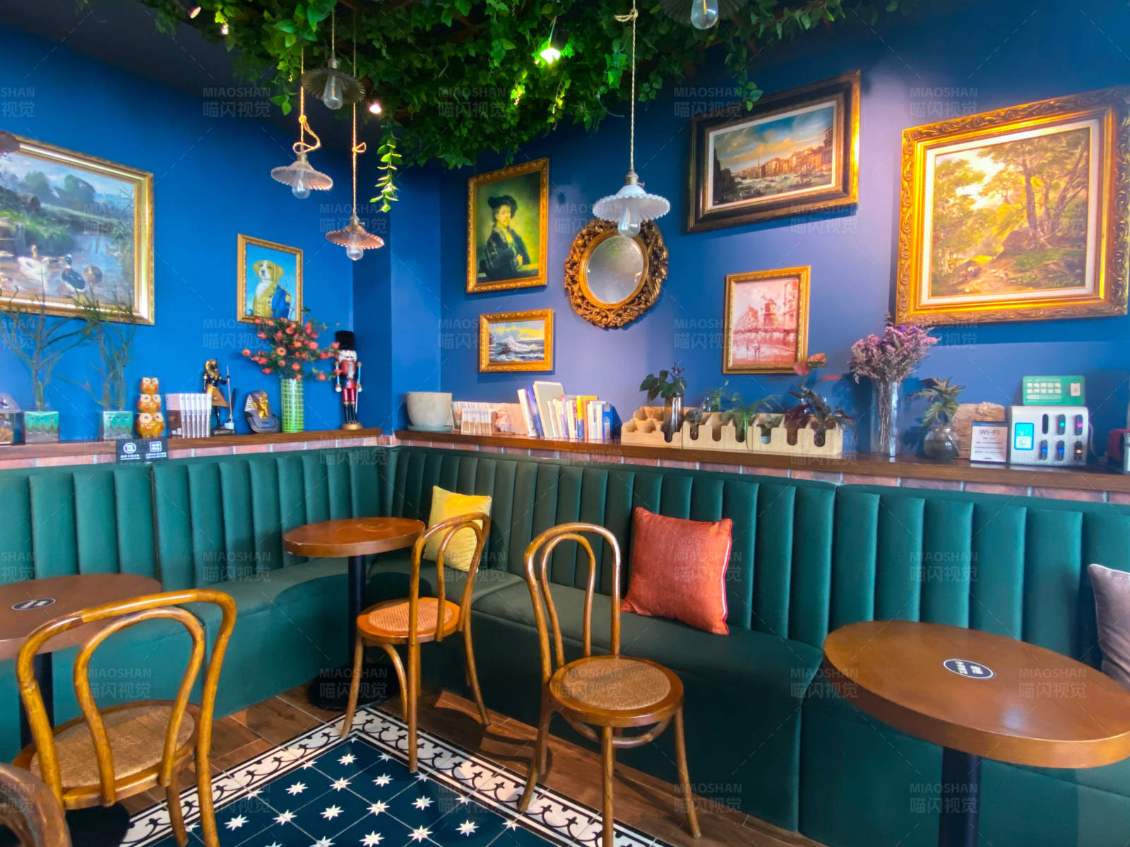 蓝色咖啡馆的温馨角落图片