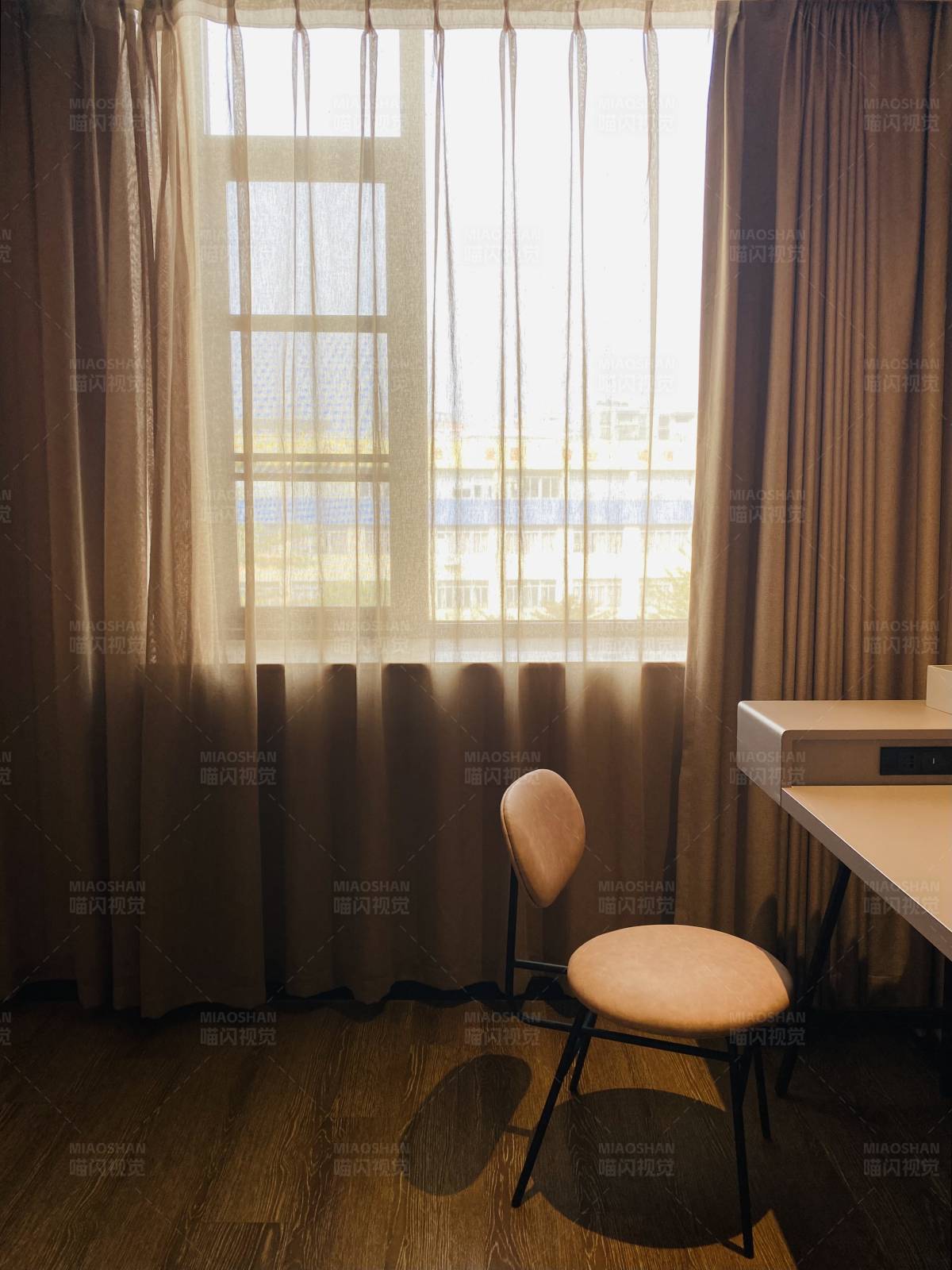 窗边的宁静角落图片