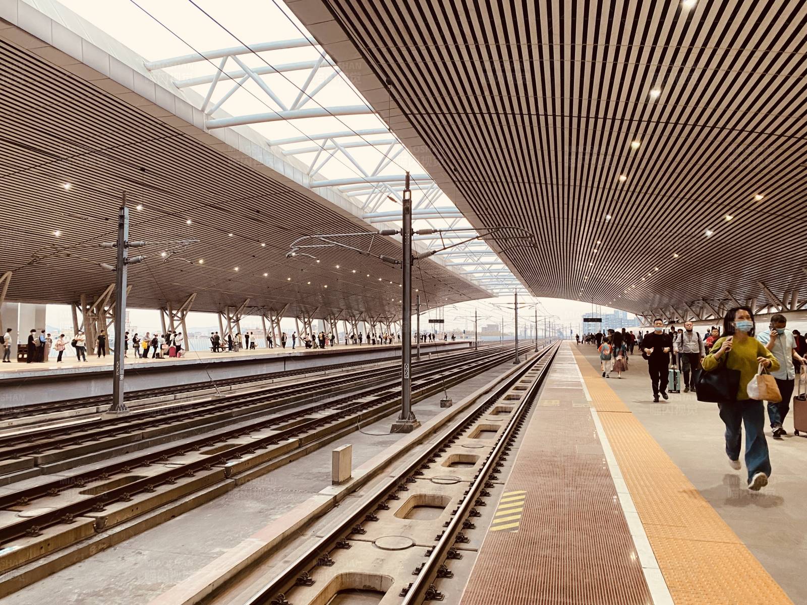 现代火车站台图片