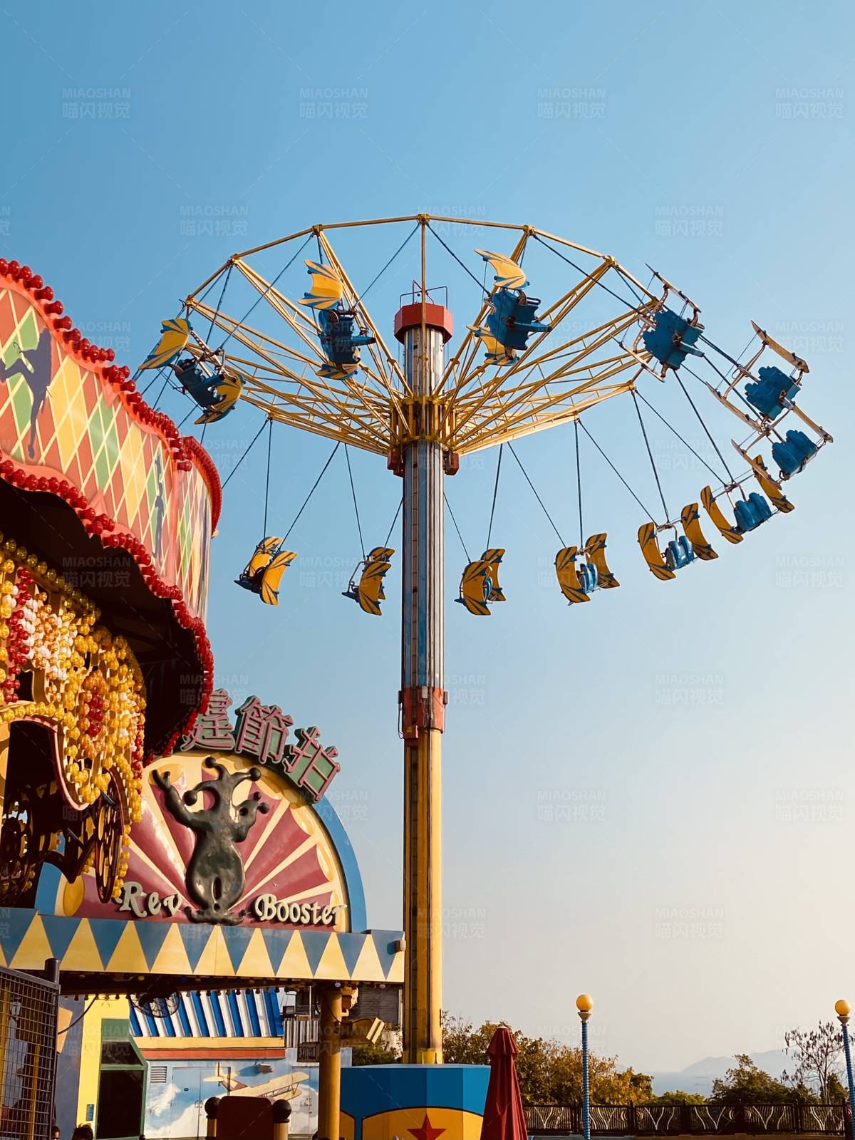 游乐园的旋转秋千图片
