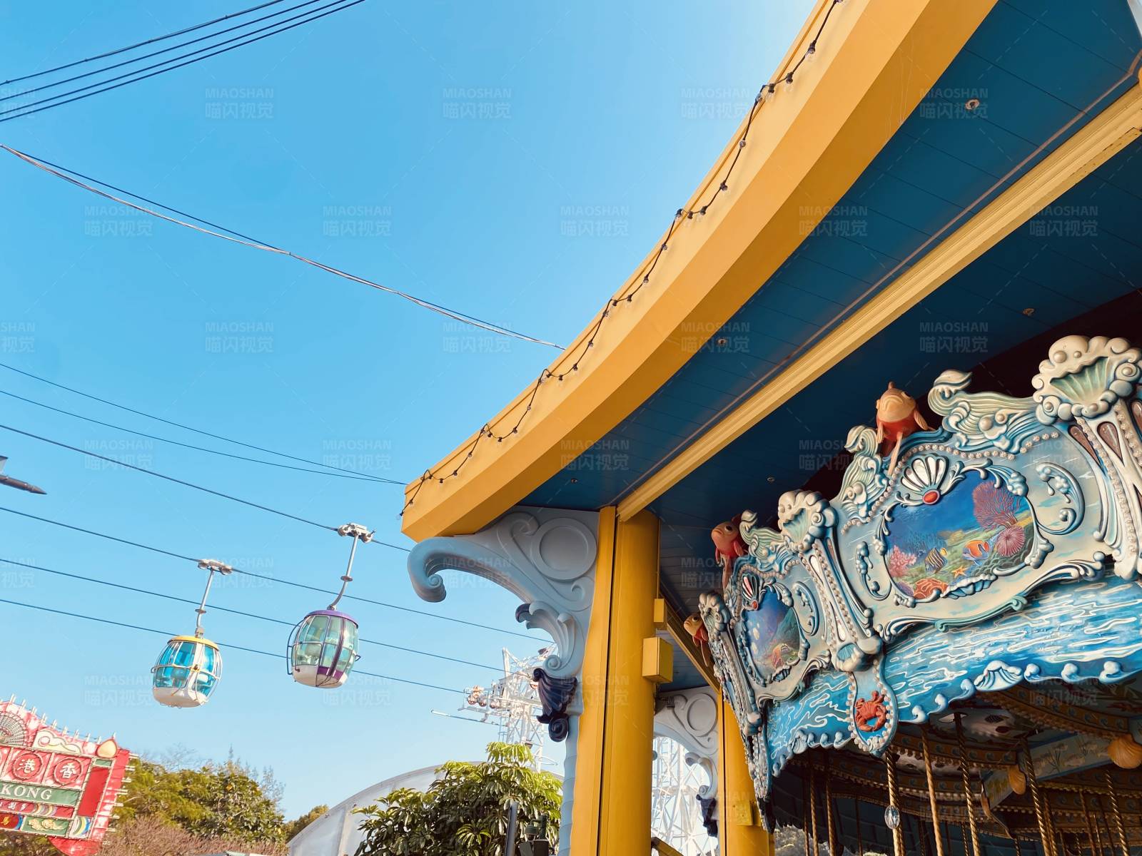 游乐园的旋转木马和缆车图片