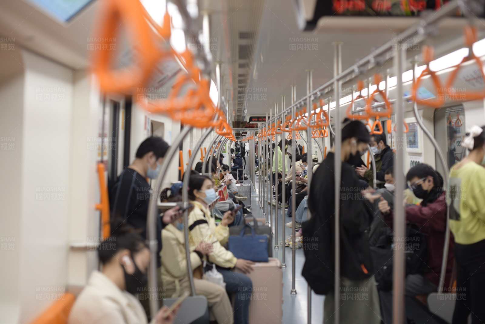 地铁车厢内的日常景象图片