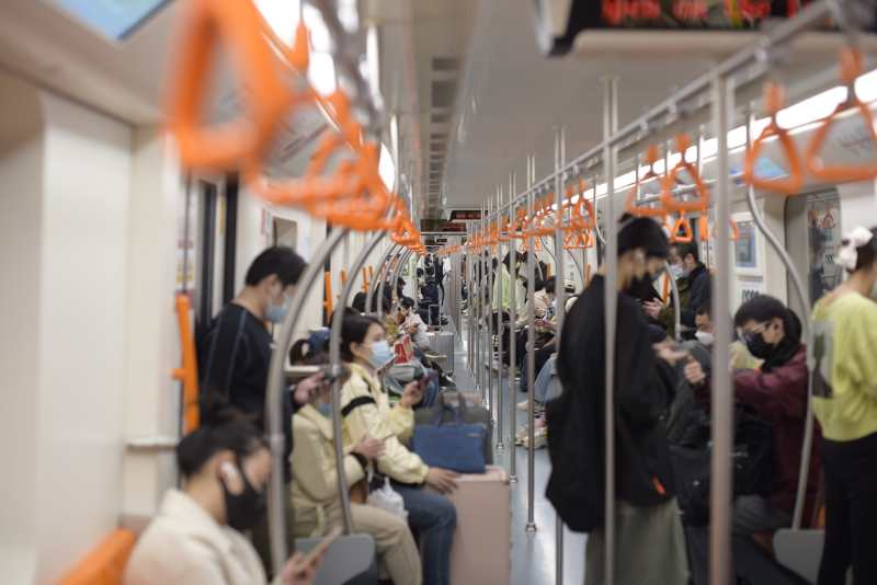 地铁车厢内的日常景象图片