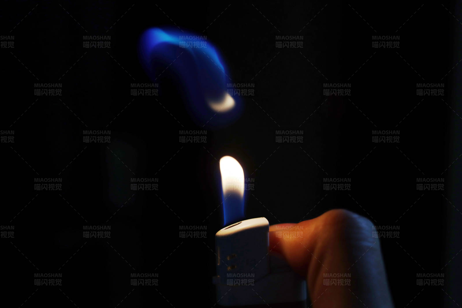 点燃的打火机与蓝色火焰图片