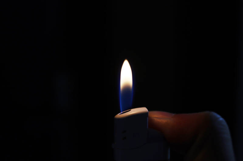 黑暗中的火焰图片