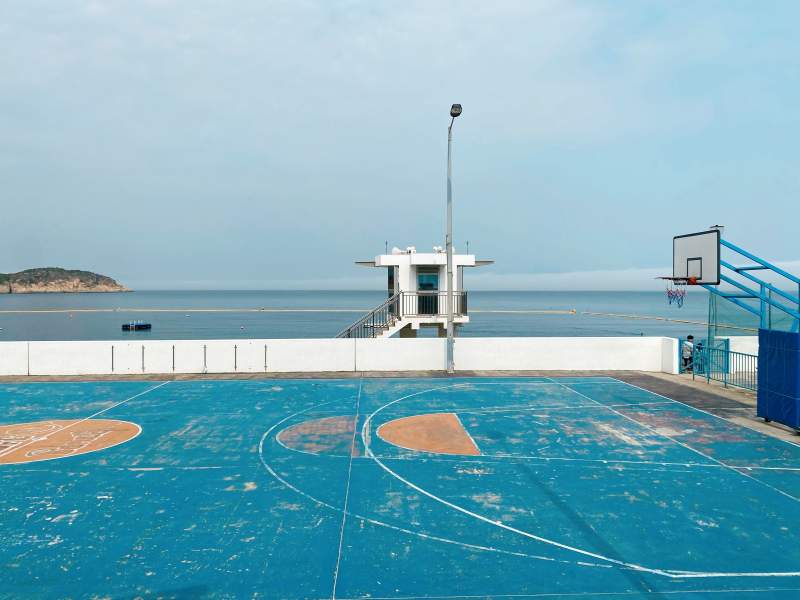 海边篮球场图片