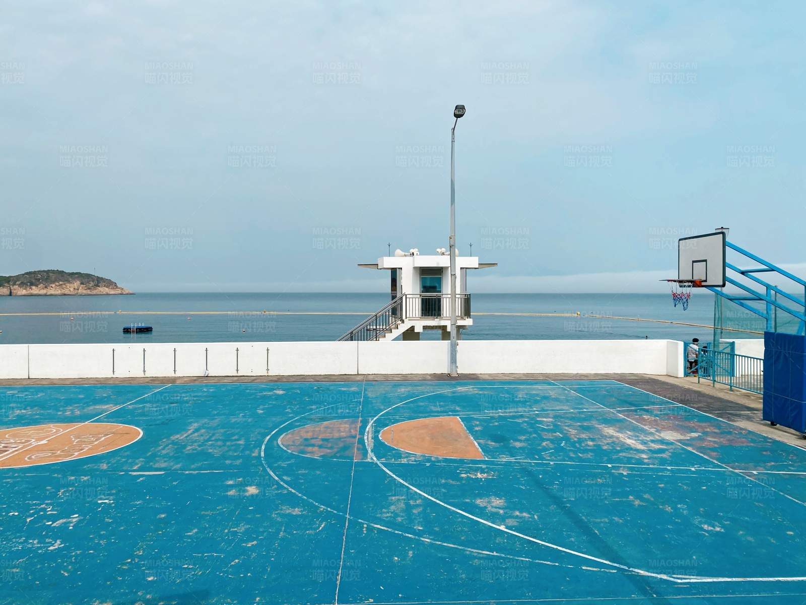 海边篮球场图片