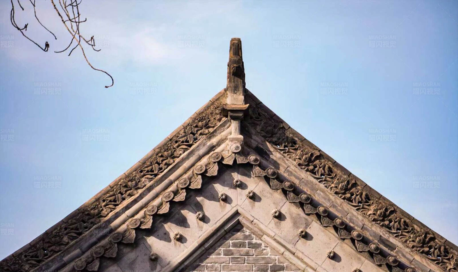 古建筑屋顶的精致细节图片