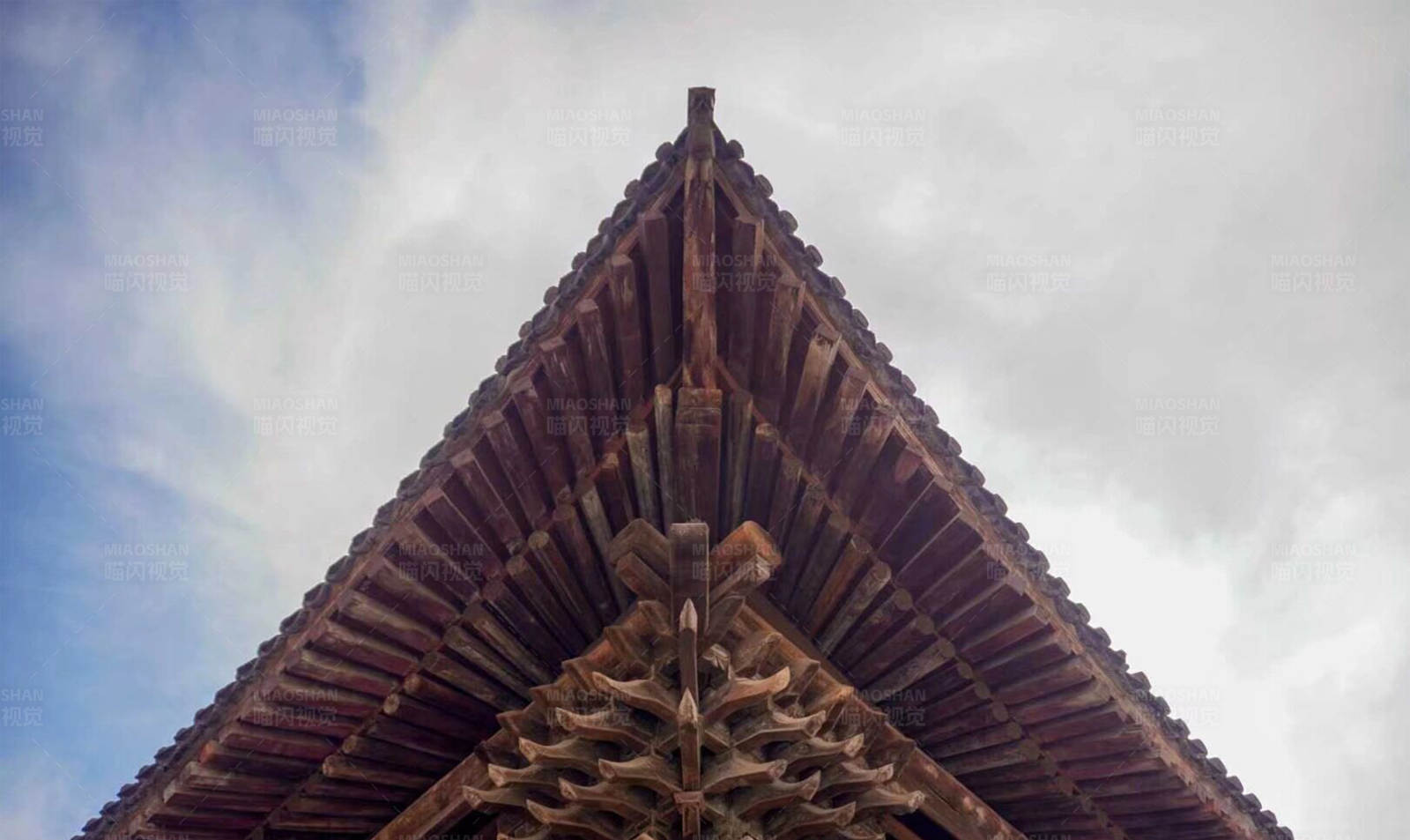 古建筑屋顶的木结构图片