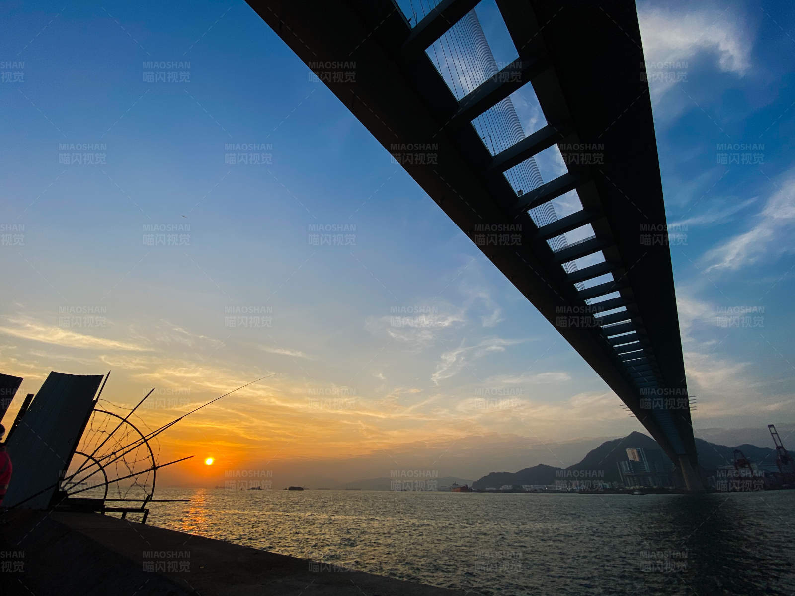 夕阳下的大桥剪影图片