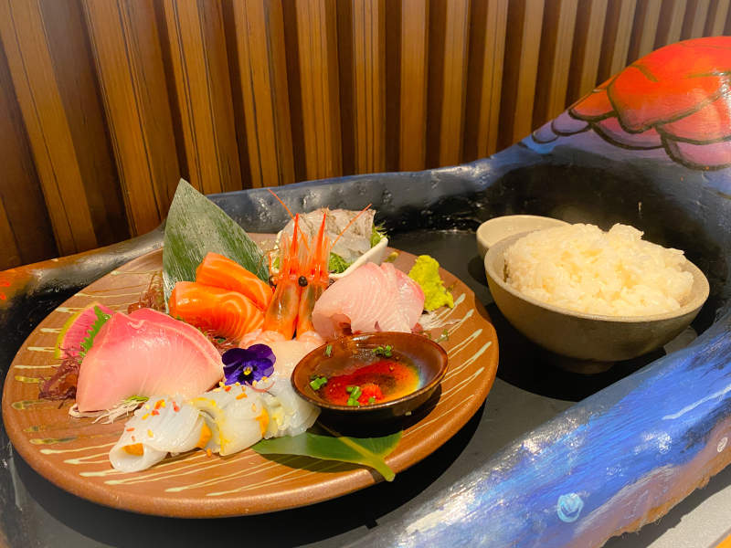 日式刺身拼盘与米饭图片