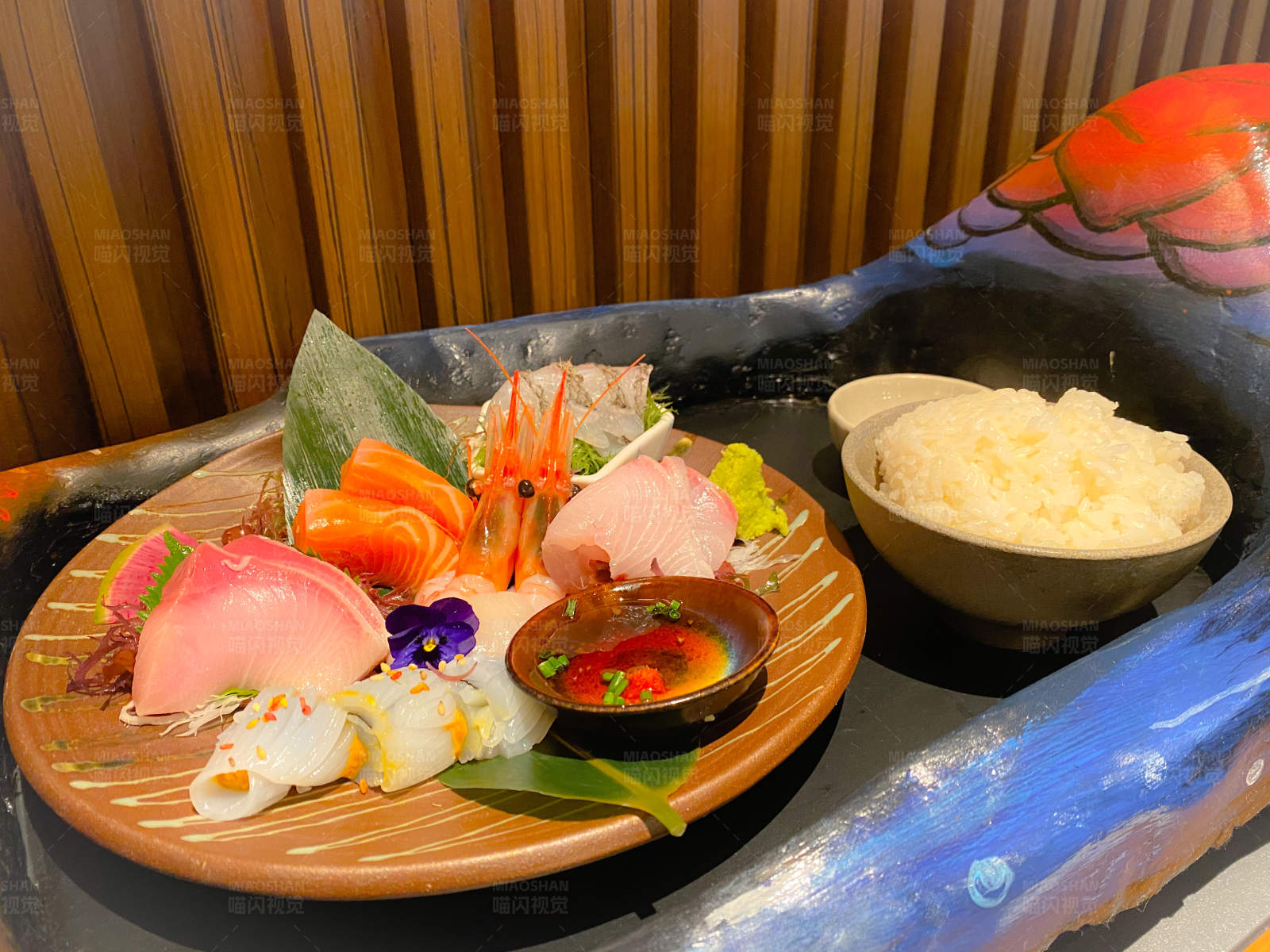 日式刺身拼盘与米饭图片