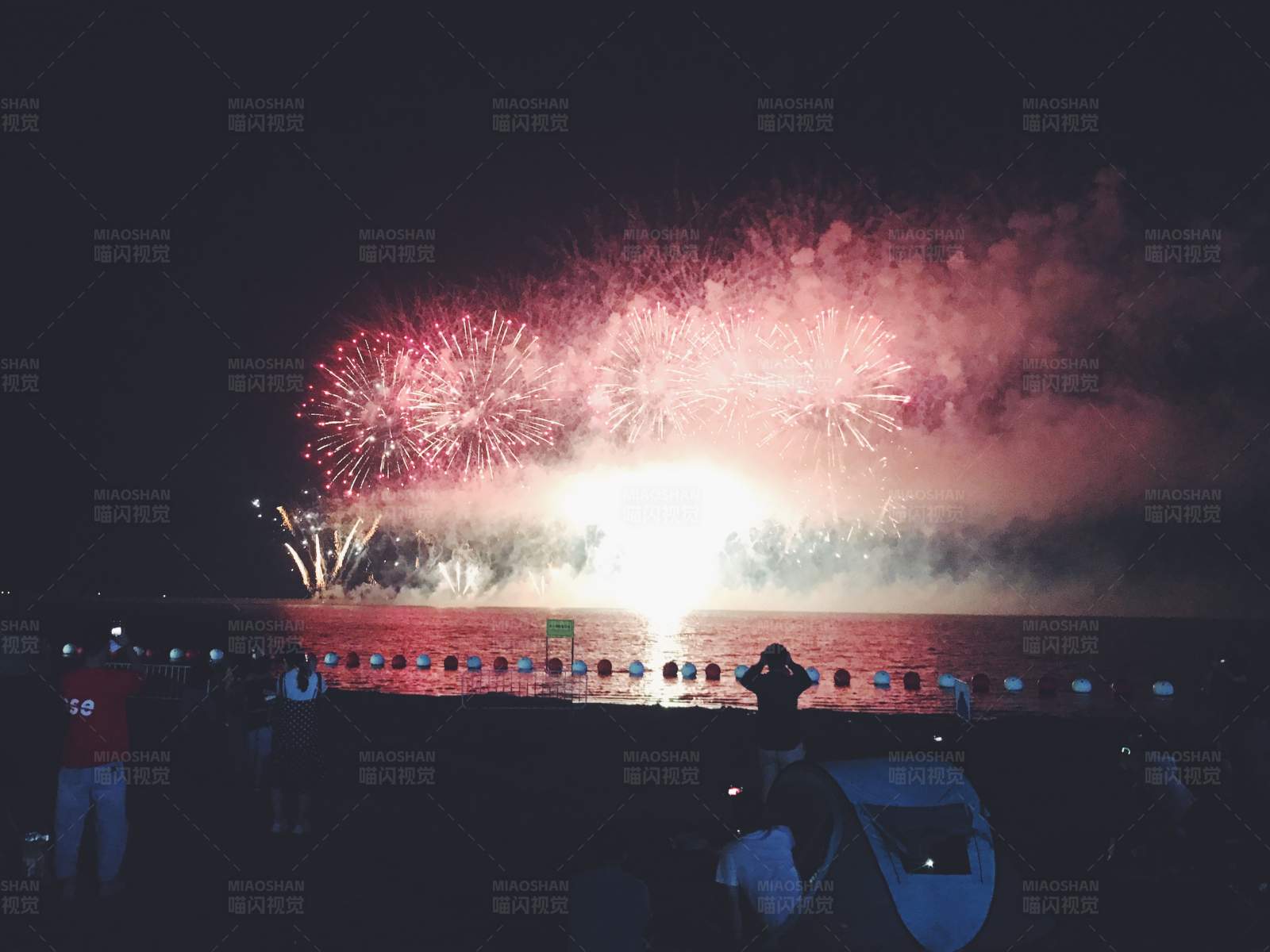 烟花绽放夜空图片