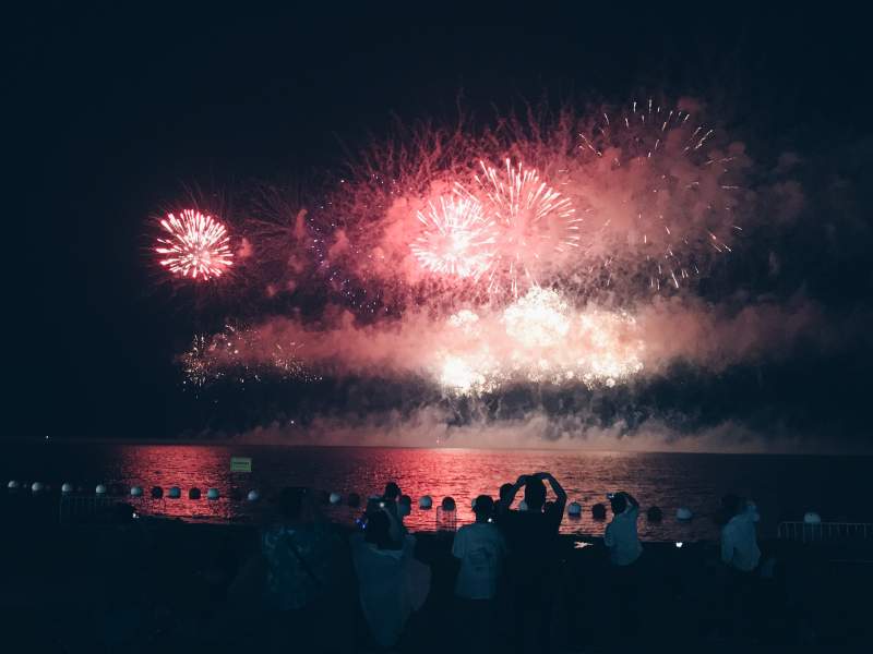 海边烟花秀图片