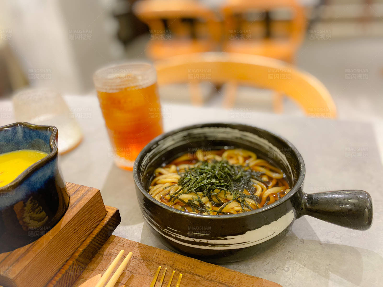 日式拉面与冰茶图片