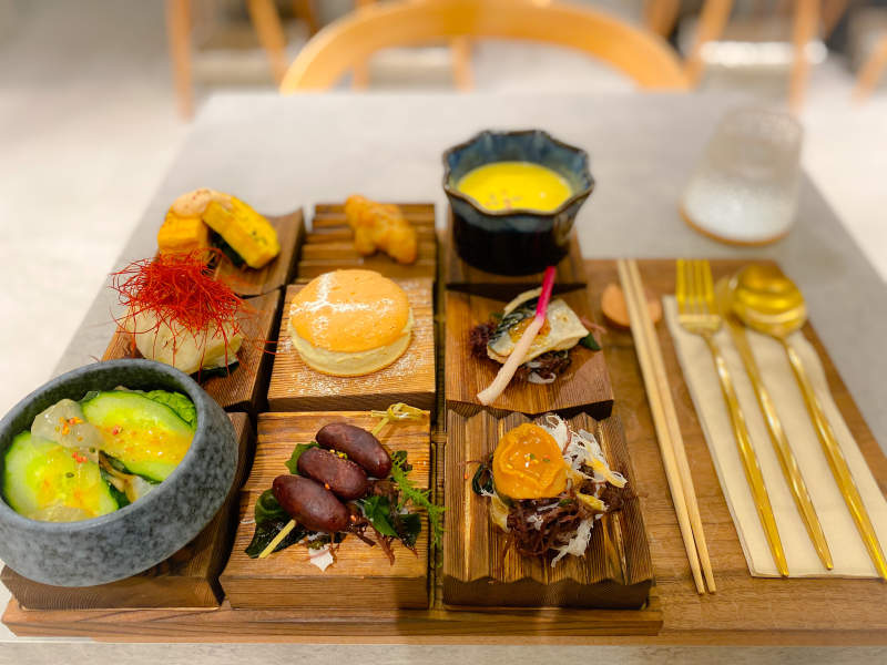 精致日式料理拼盘图片