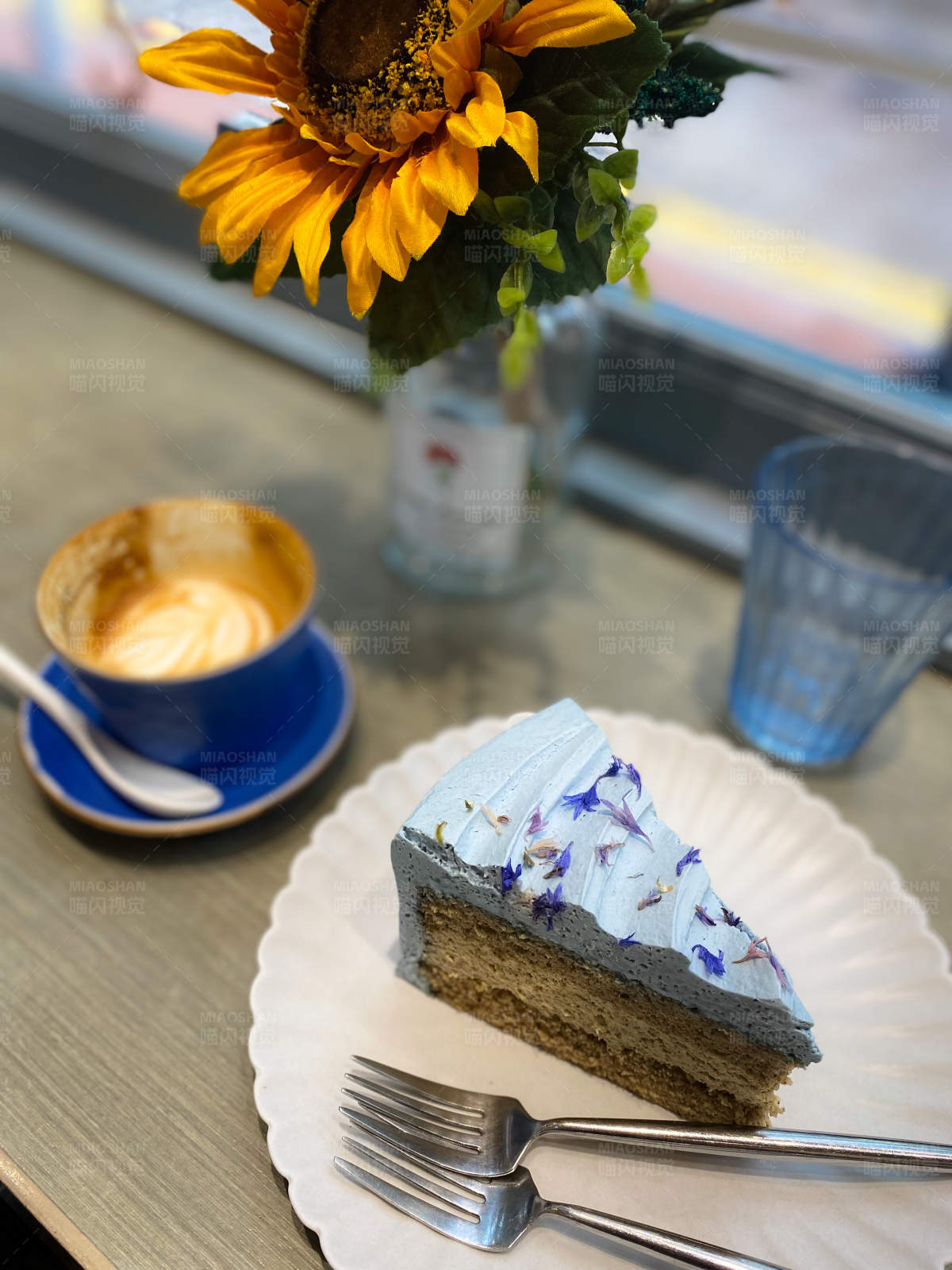 咖啡与蛋糕的悠闲时光图片