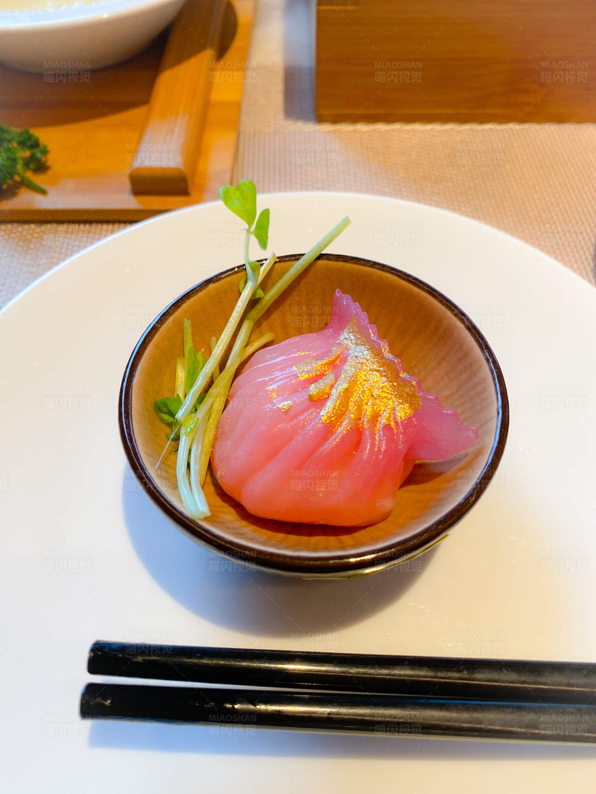 金箔装饰的虾饺图片