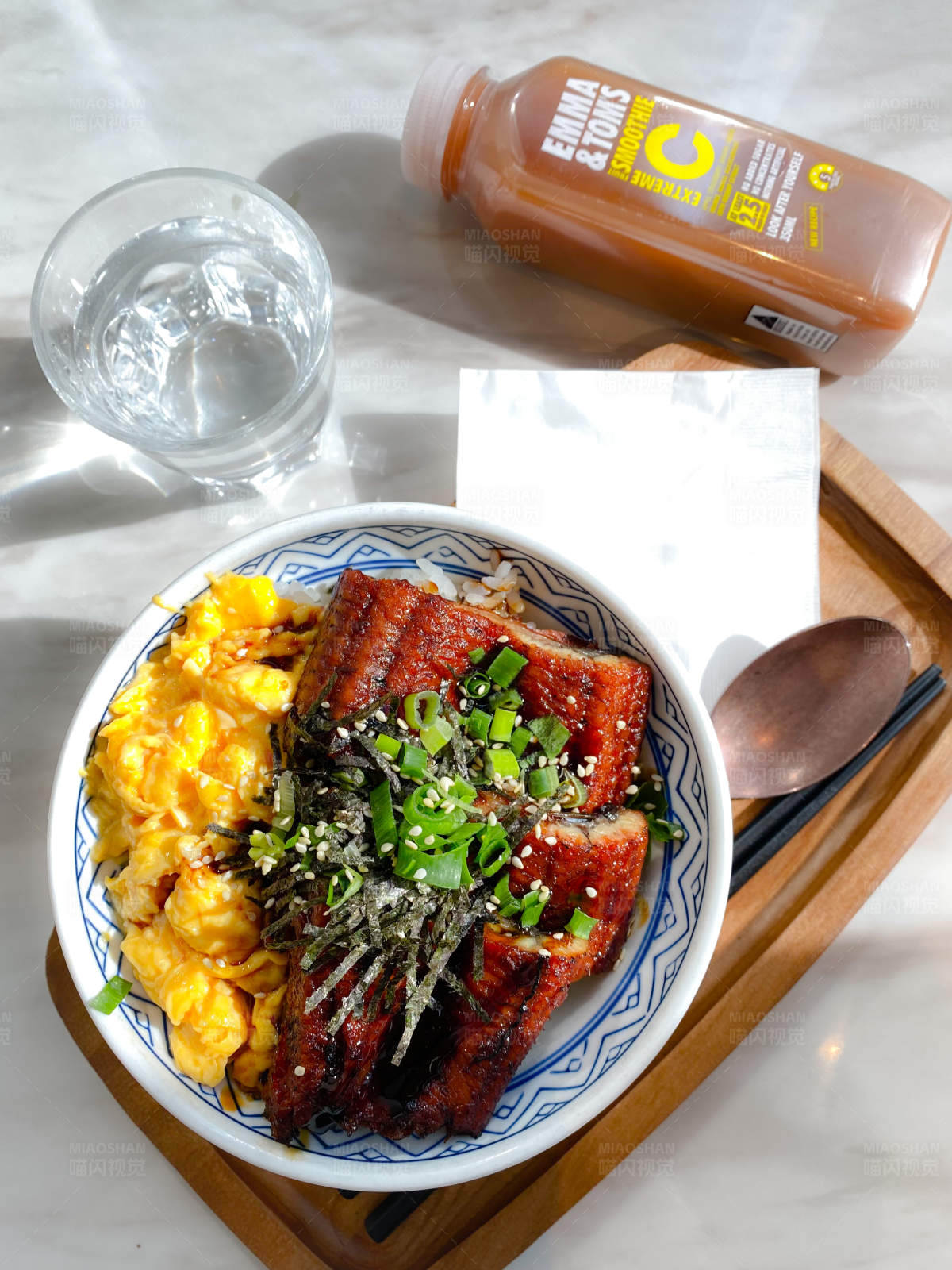 鳗鱼丼配味噌汤图片