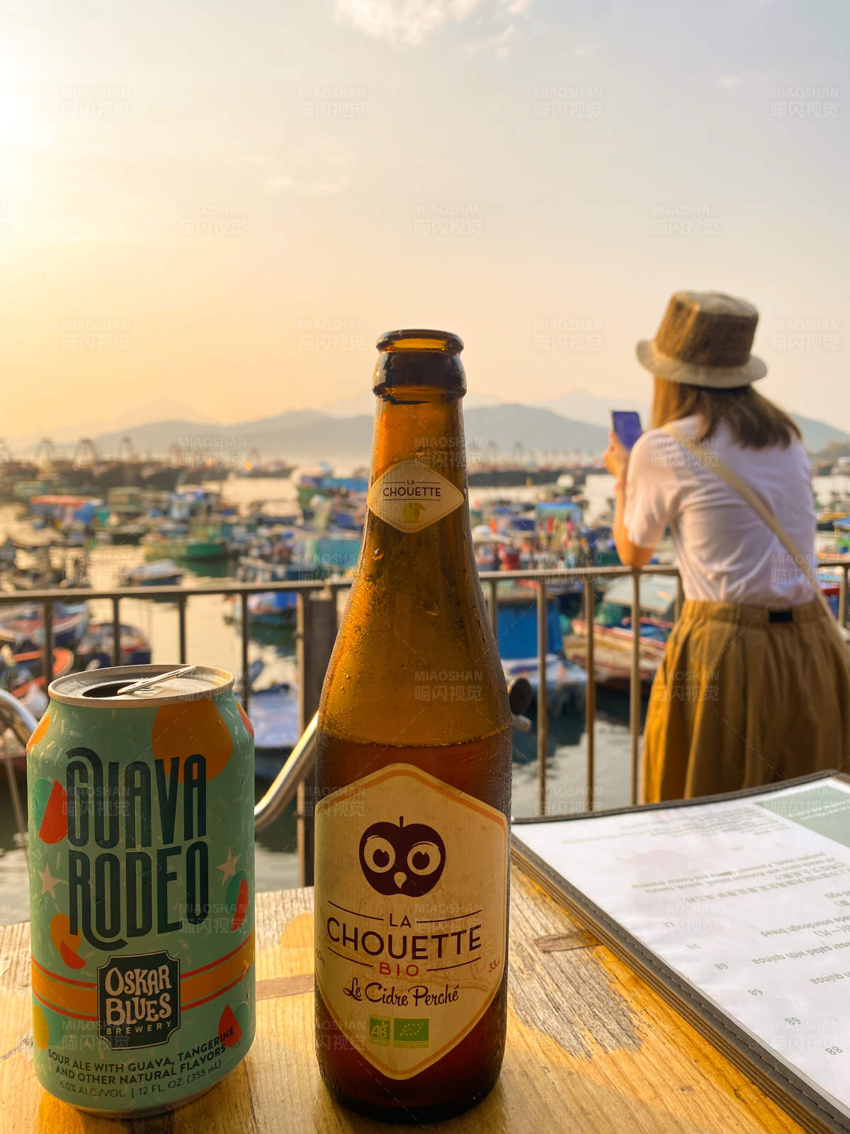 夕阳下的啤酒时光图片