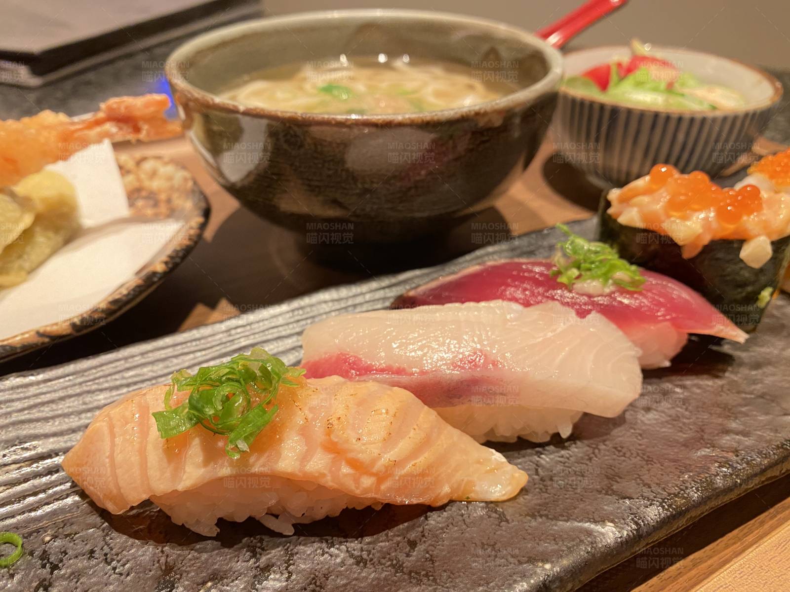 日式寿司与汤品图片