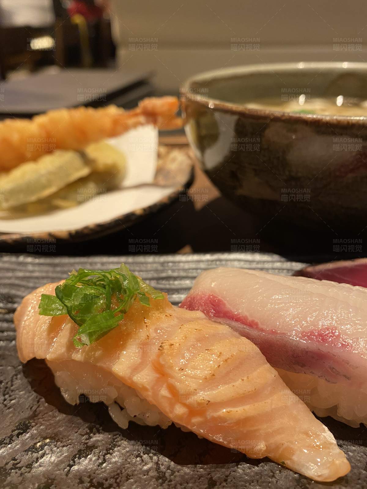 精美寿司与天妇罗的搭配图片