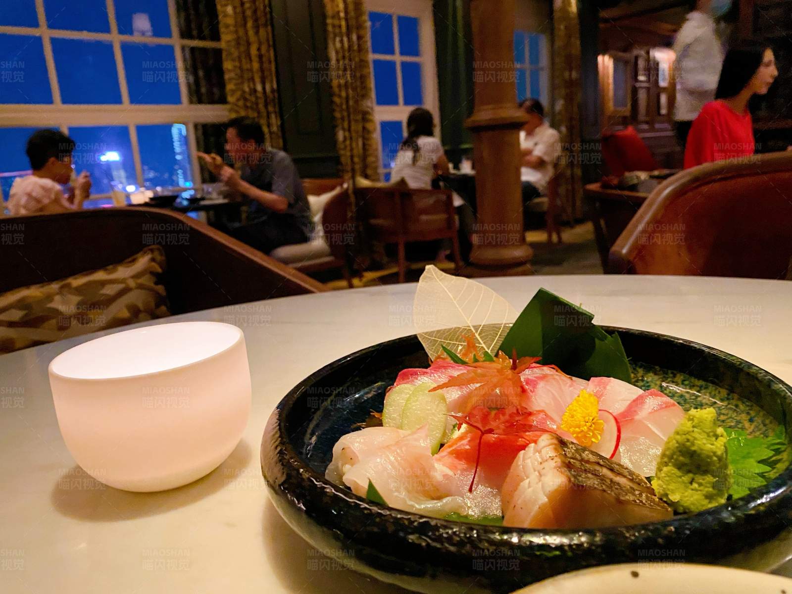 日式料理 精致的生鱼片图片