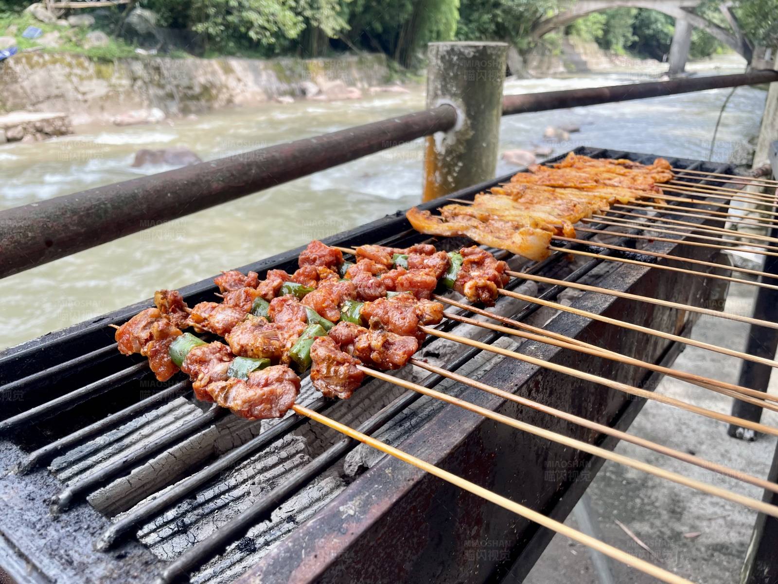 河边烧烤美食图片