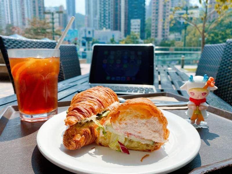 户外咖啡馆的悠闲时光图片