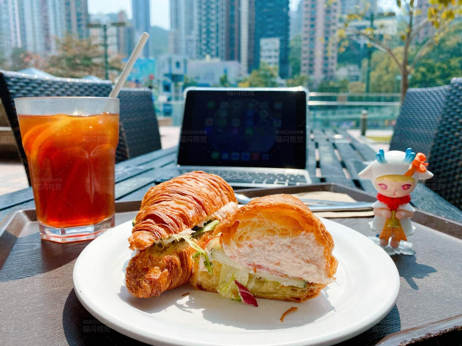 户外咖啡馆的悠闲时光图片