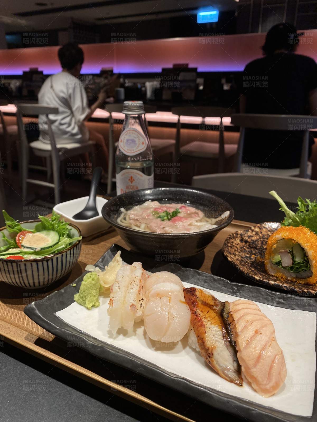 日式料理餐桌图片