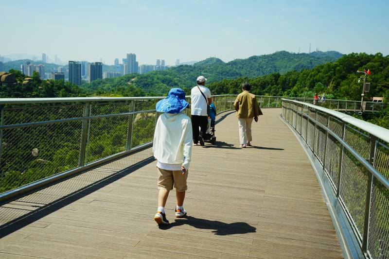 山间步道上的行人图片