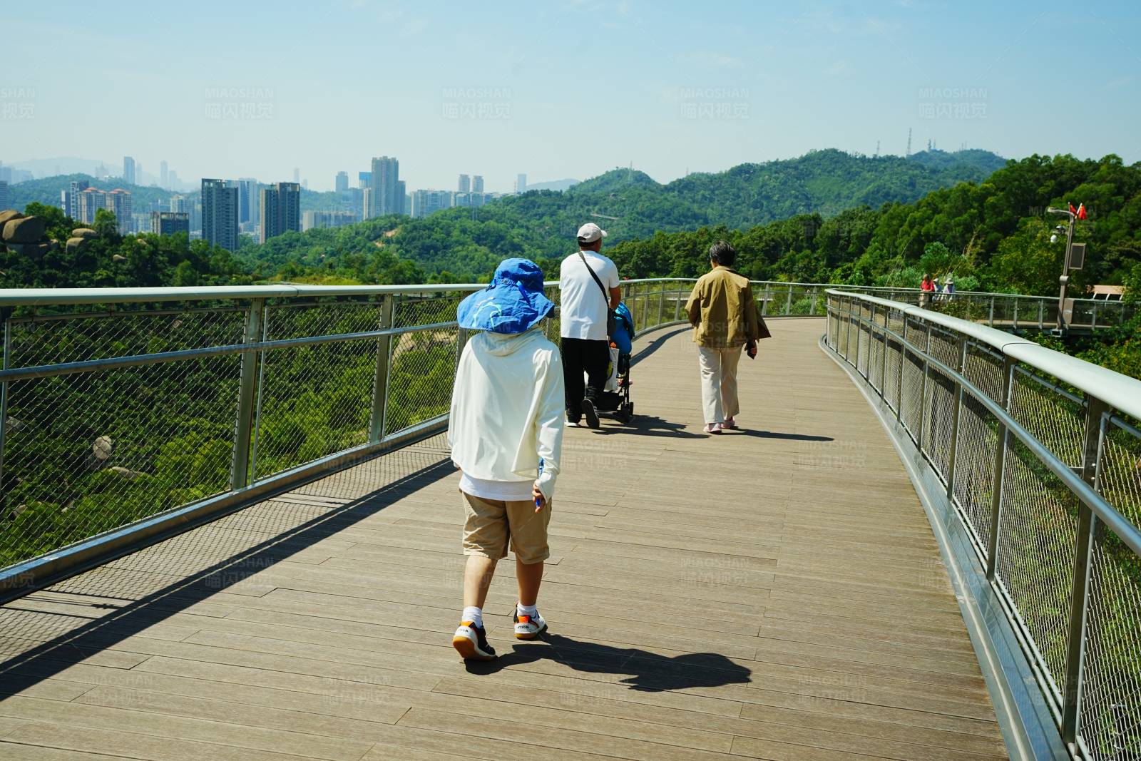 山间步道上的行人图片