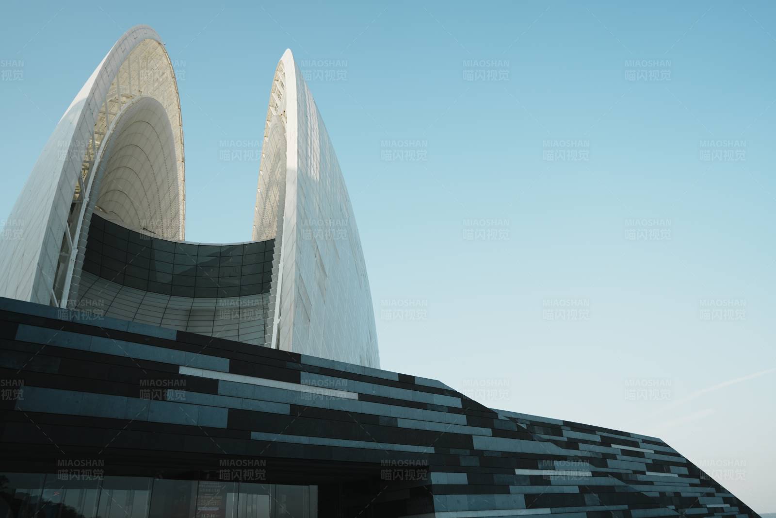 现代建筑与天空图片