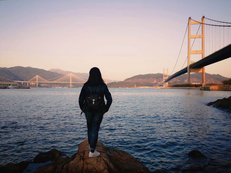 眺望大桥的旅者图片