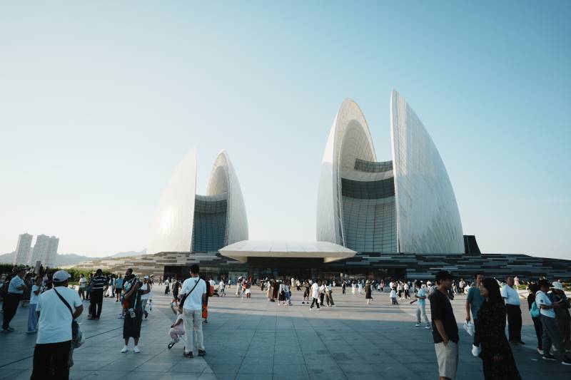 现代建筑与人群图片