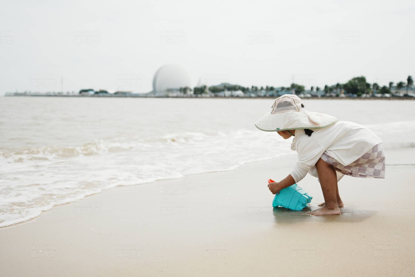 海滩上的小小探险家图片