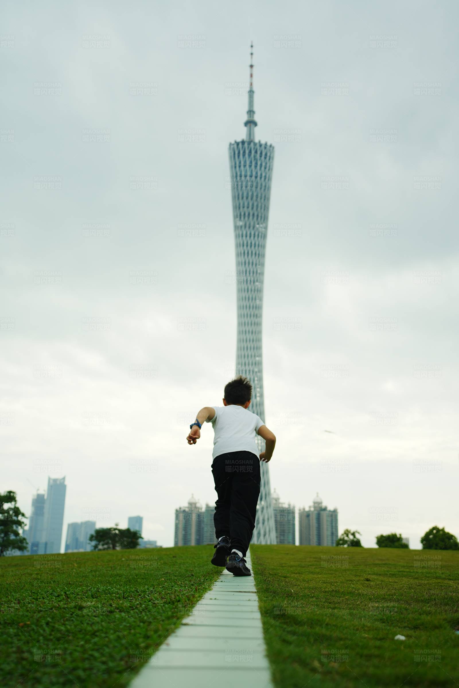 奔向未来的小男孩图片