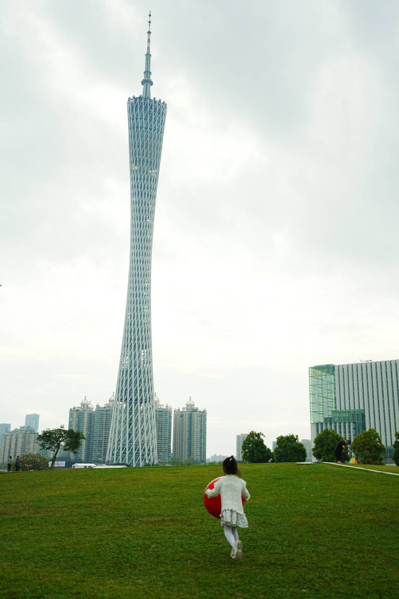小女孩与广州塔图片
