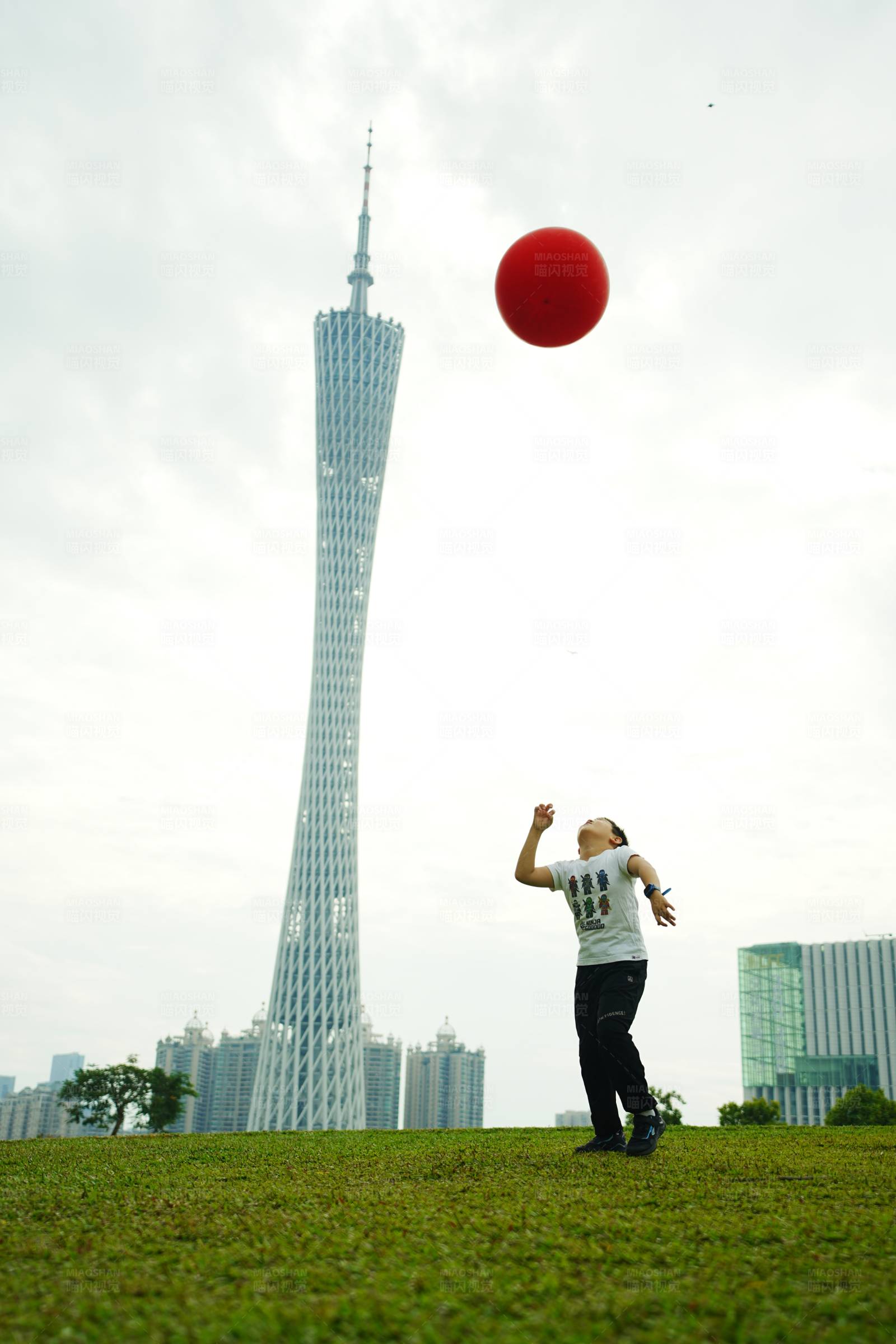 广州塔下玩红球图片