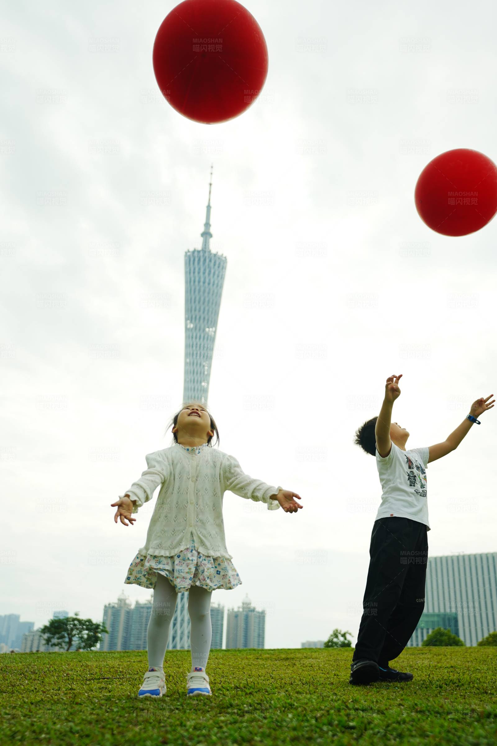 童趣在广州塔下图片