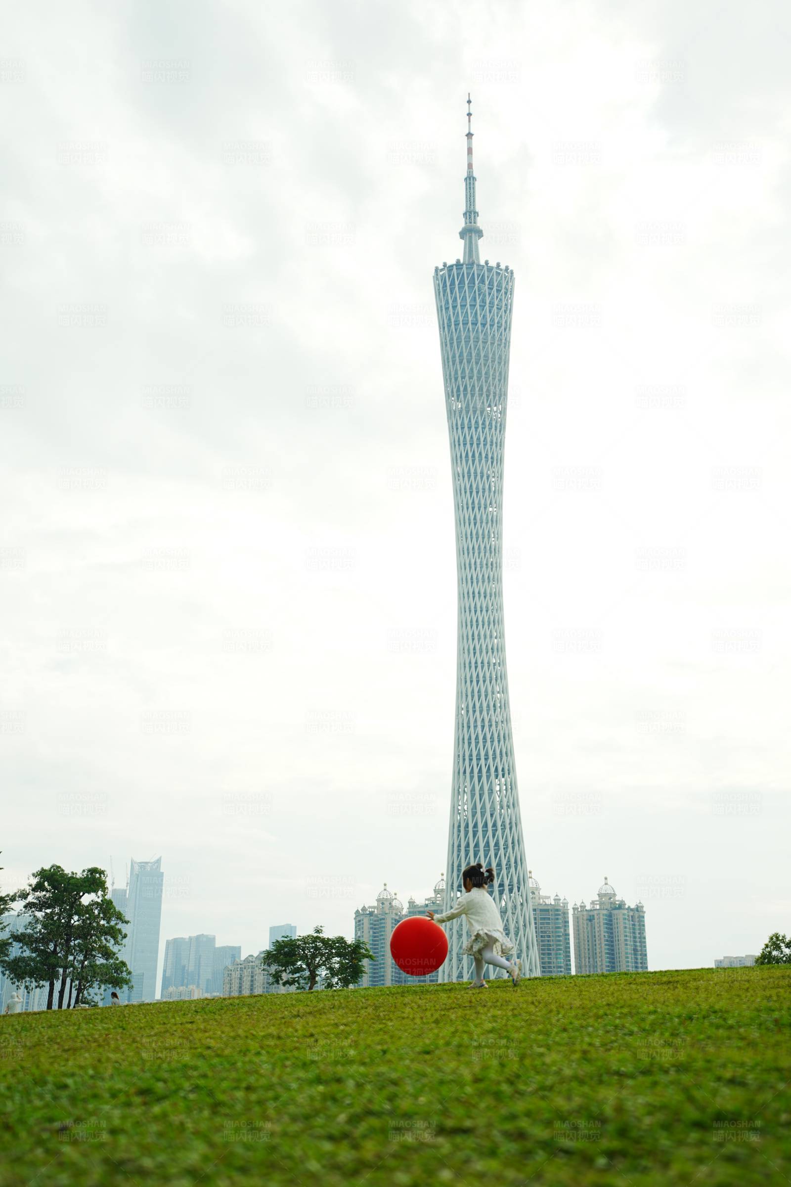 广州塔下的红气球图片