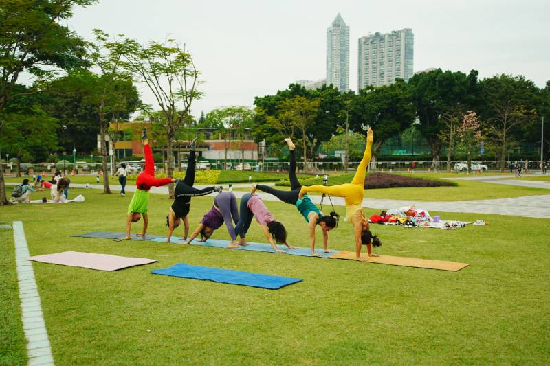 公园瑜伽集体活动图片